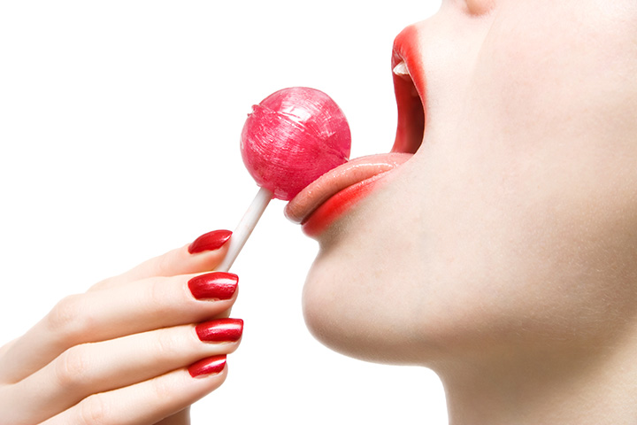 Frau leckt an Lolli