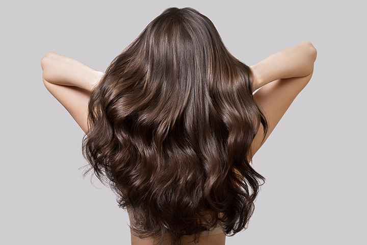Frau mit langen brünetten Haaren