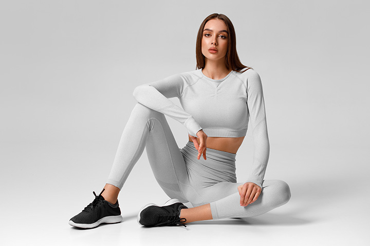 Frau in grauen Tights und Sporttop
