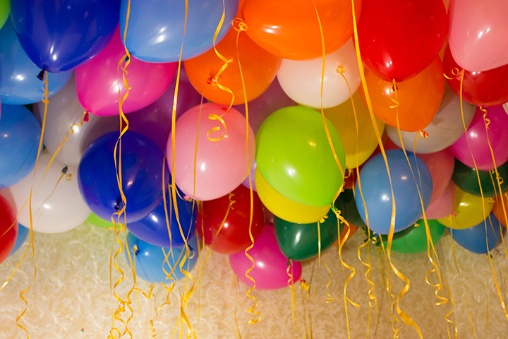 Viele bunte Luftballons an der Decke