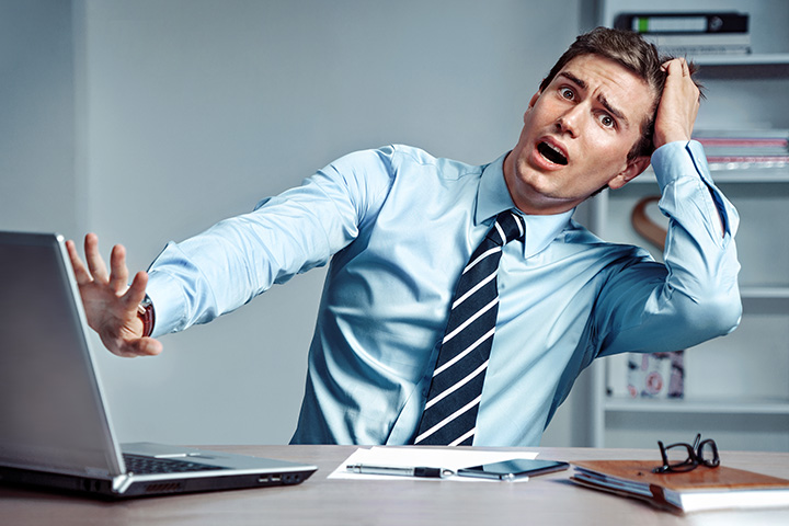 Mann im Büro fühlt sich ertappt