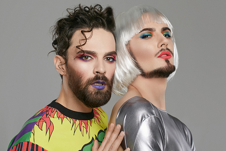 Zwei Männer mit Make-Up und bunter Kleidung